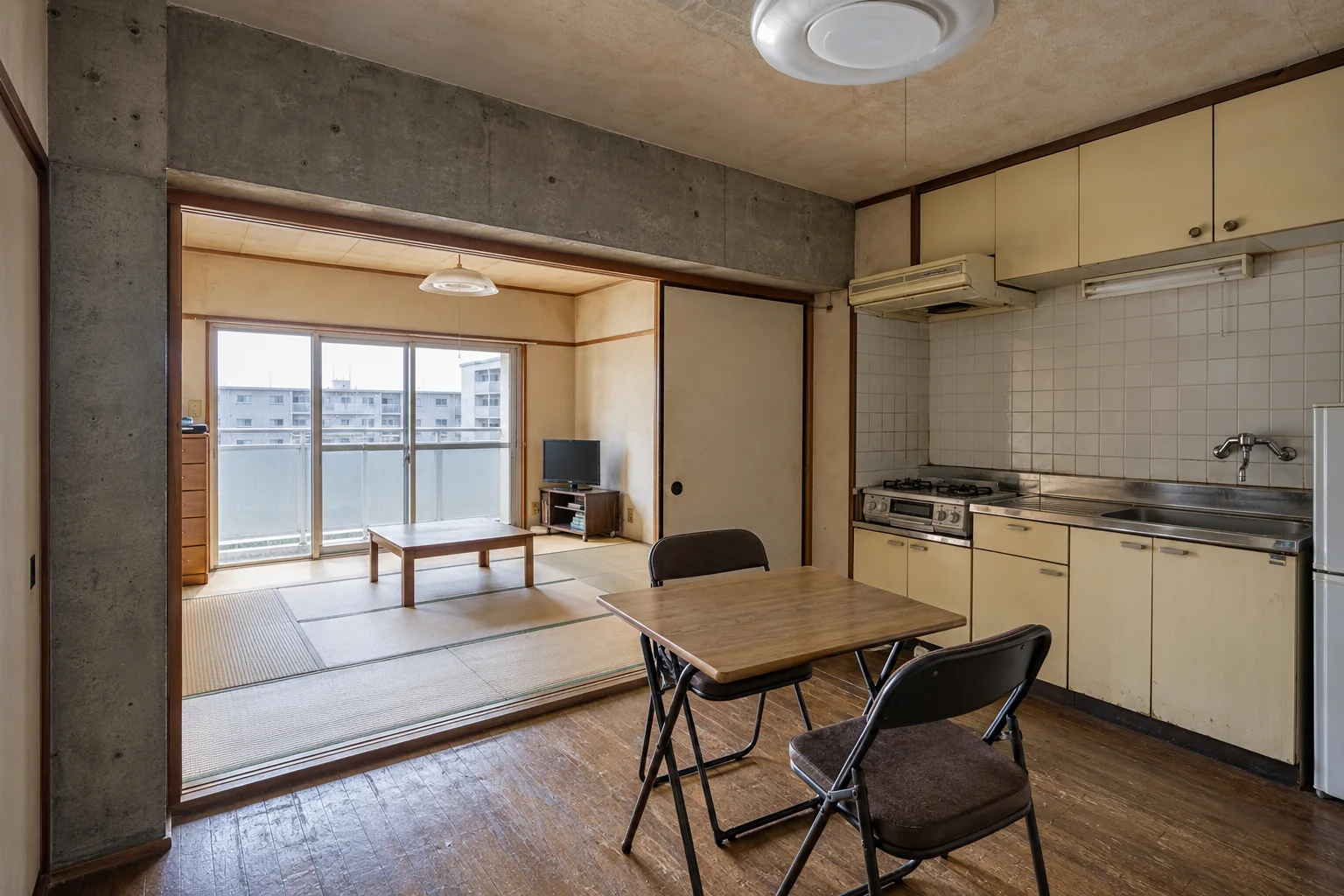 梁と柱の下でDKと畳の部屋が襖で分かれた工事前の想定(AI参考イメージ)